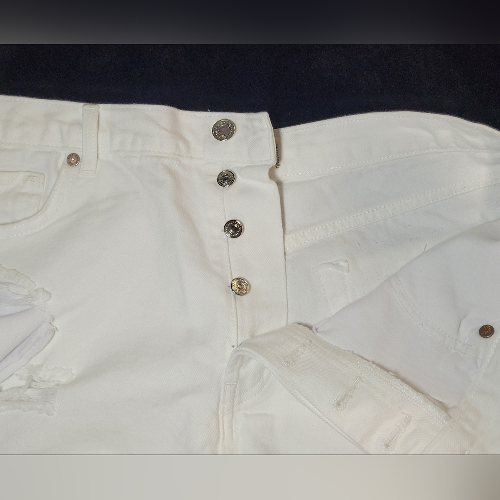 Free People• Optic White Distressed Button-Up Jean Shorts▪︎ Size 32 *NEW* - Picture 8 of 16
